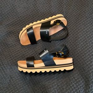 NEW Reef Vista Hi Buckle Sandal size 8